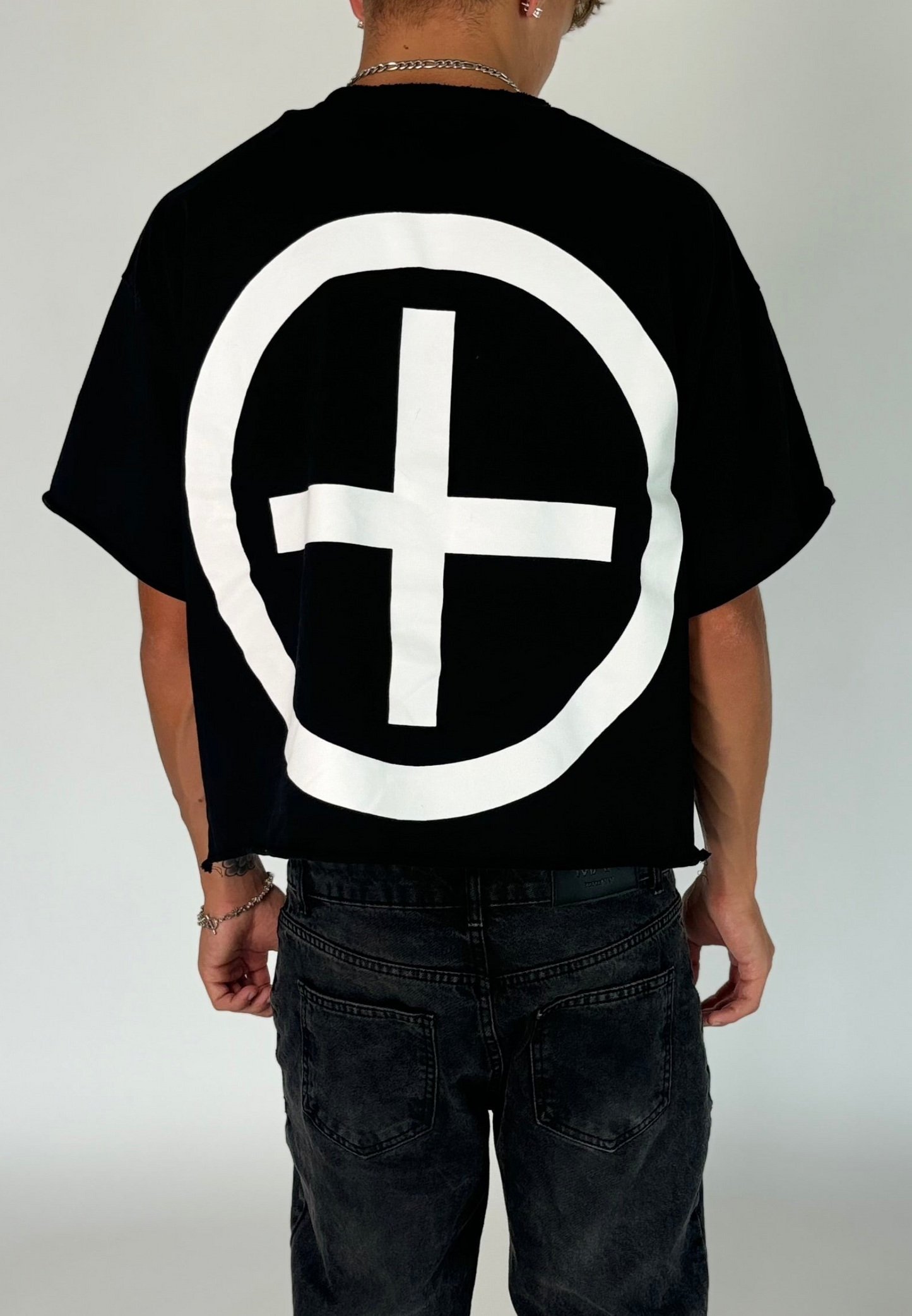 UNFLAGGING OVERSIZED DISTRESSED TEE